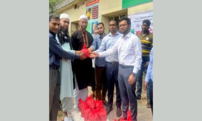 কেন্দুয়ায় প্রান্তিক কৃষকদের মাঝে বিনামূল্যে বীজ ও সার বিতরণ