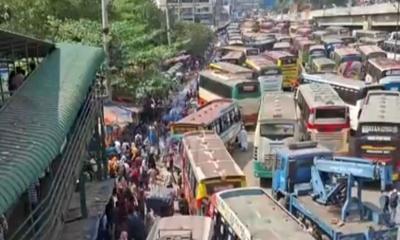 ঢাকা-টাঙ্গাইল মহাসড়কে সারি সারি গাড়ি, যাত্রীর অপেক্ষায় পরিবহন