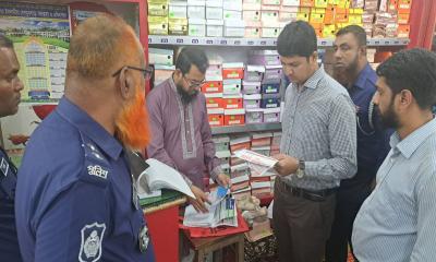 মাগুরায় অতিরিক্ত দামে পণ্য বিক্রির দায়ে জুতার শোরুমকে জরিমানা