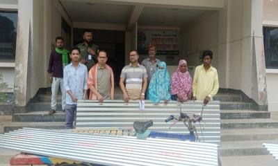 মধুপুরে অসহায় দুই পরিবারকে ঢেউটিন প্রদান