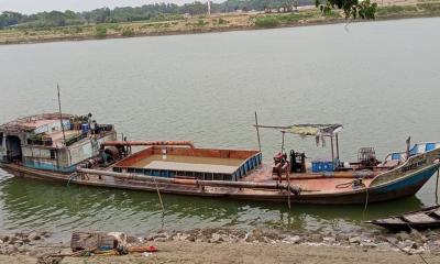 মধুমতীতে বালু দস্যুদের দৌরাত্ম্য রুখতে পুলিশের অভিযান, গ্রেপ্তার ৩