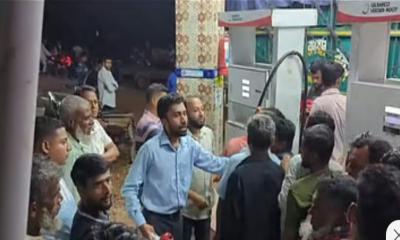 শরীয়তপুরে তেল না পেয়ে ফিলিং স্টেশন ঘেরাও করে কৃষকদের বিক্ষোভ