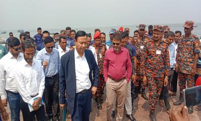 পদ্মায় বাসডুবি স্থল পরিদর্শন করলেন নৌ মন্ত্রণালয়ের অতিরিক্ত সচিব