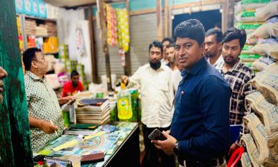 টুঙ্গিপাড়ায় ডিজেল মজুদ ও অতিরিক্ত দামে বিক্রি, ব্যবসায়ীকে জরিমানা