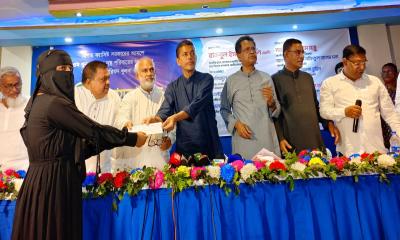 খুলনায় গুমের শিকার ও নির্যাতিত পরিবারের মাঝে হুইপ বকুলের চেক বিতরণ