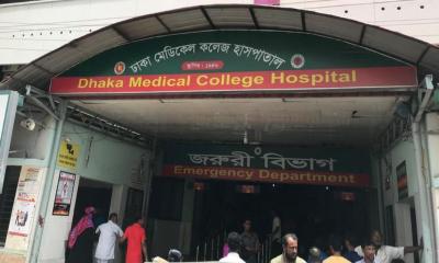 ঢামেকে রোগীর স্বজনকে পুলিশে দিলেন আনসার সদস্যরা