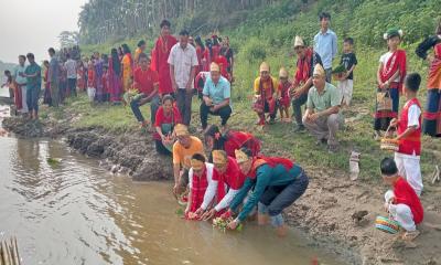 বাঘাইছড়িতে ফুল বিঝু উপলক্ষে কাচালং নদীতে ফুল ভাসানো উৎসব