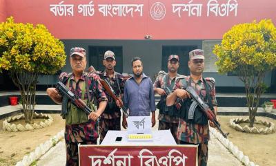 দর্শনায় আড়াই কোটি টাকা মূল্যের স্বর্ণের বারসহ পাচারকারী আটক