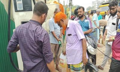 টাঙ্গাইলে বোতলে তেল বিক্রির ভিডিও ধারণ করায় সাংবাদিককে হেনস্তা