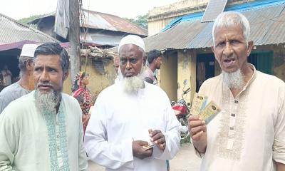 মেহেন্দিগঞ্জে জেলে কার্ডের চাল বিতরণে অব্যবস্থাপনা, জেলেদের ক্ষোভ