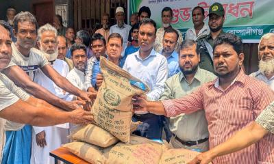 কোম্পানীগঞ্জে কৃষকদের মাঝে আউশের বীজ ও সার বিতরণ