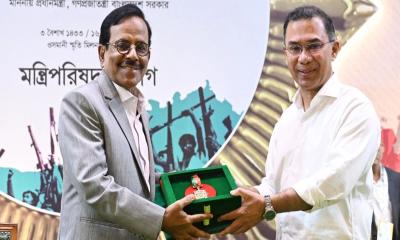 স্বাধীনতা পুরস্কার গ্রহণ করেছেন হানিফ সংকেত