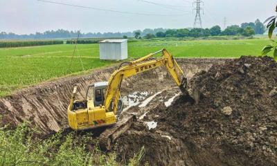 ঘিওরে কৃষিজমির টপসয়েল বিক্রির দায়ে দুইজনকে জরিমানা