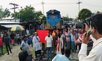 সরিষাবাড়ীতে ট্রেন থামিয়ে সময়সূচি পরিবর্তনের দাবি