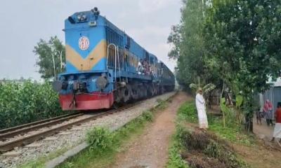 রেললাইনে বালুভর্তি ট্রাক বিকল, ৪০ মিনিট বন্ধ ছিল ট্রেন চলাচল