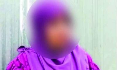বিয়ের দাবিতে প্রেমিকের বাড়িতে অনশনে পাঁচ সন্তানের জননী