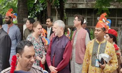 বৈশাখী শোভাযাত্রা দেখলেন ইইউ-নরও‌য়ের রাষ্ট্রদূতসহ বিদেশি কূটনীতিকরা