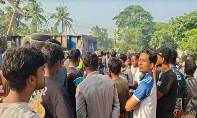 পাবনায় ট্রাকচাপায় দুই শিক্ষার্থীসহ প্রাণ গেল ৩