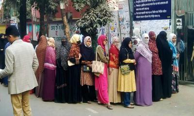 সারাদেশে উৎসবমুখর পরিবেশে ভোটগ্রহণ শুরু