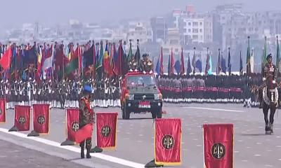 বর্ণাঢ্য কুচকাওয়াজে স্বাধীনতার উদযাপন চলছে