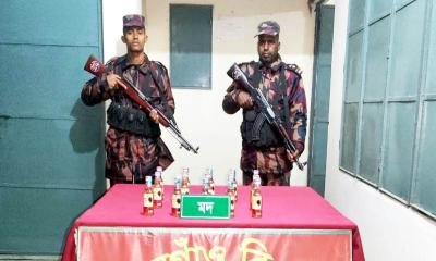 দিনাজপুরে বিজিবি’র অভিযানে বিপুল পরিমাণ মদ ও মাদক উদ্ধার