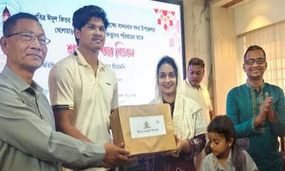 সাংগ্রাই উপলক্ষে খেলোয়াড় ও ক্রীড়া সংগঠকদের উপহার প্রদান
