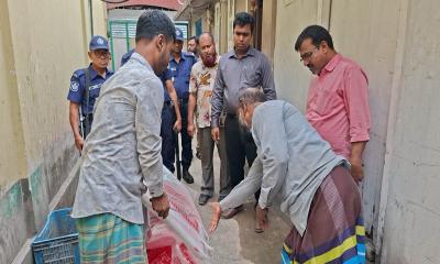 অন্যের নামে চাল বাজারজাত করার অপরাধে ব্যবসায়ীর জরিমানা