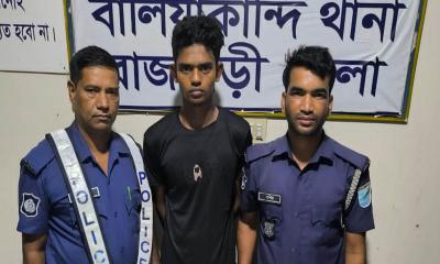 ১০৩ ভরি রুপা ও মোবাইলসহ পেশাদার চোর গ্রেপ্তার