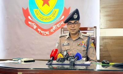 কম বল প্রয়োগ করে পরিস্থিতি নিয়ন্ত্রণের চেষ্টা করেছে পুলিশ