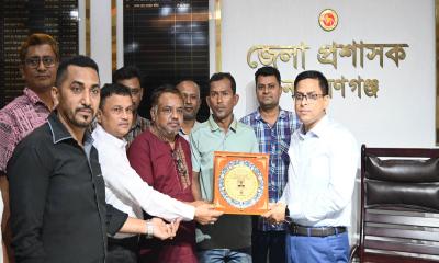 জেলা প্রশাসক রায়হান কবিরকে নারায়ণগঞ্জ জার্নালিস্ট ইউনিটির সম্মাননা প্রদান