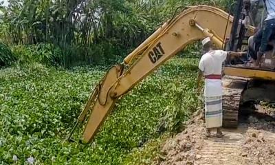 তালতলীতে কাবিখা প্রকল্পে অনিয়ম, শ্রমিকের বদলে ভেকু দিয়ে রাস্তা নির্মাণ
