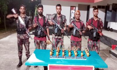 মহেশপুরে বিজিবির অভিযানে ভারতীয় মদ, ভায়াগ্রা ট্যাবলেটসহ আটক ৬