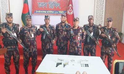 চাঁপাইনবাবগঞ্জে সীমান্তে অস্ত্র ও গোলাবারুদ জব্দ 