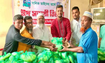 রাজশাহীতে অটোরিকশা শ্রমিকদের মাঝে ঈদ সামগ্রী বিতরণ