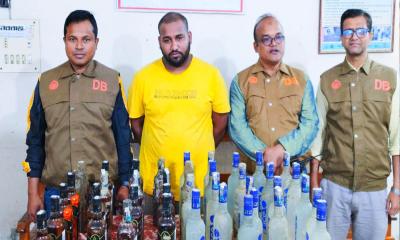 নেত্রকোণায় ডিবি পুলিশের অভিযান: ৪৯ বোতল ভারতীয় মদসহ আটক ১