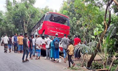 বাগেরহাটে যাত্রীবাহী বাসের চাপায় শিক্ষক নিহত, যান চলাচল স্বাভাবিক