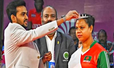 রূপালীকে মুকুট পড়িয়ে দিলেন আসিফ মাহমুদ