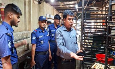 চাঁদপুরে খাবার কারখানা ও ফার্মেসিকে জরিমানা