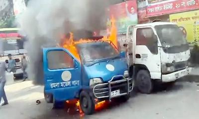 রমনা থানার সামনে হঠাৎ পুলিশের গাড়িতে  আগুন