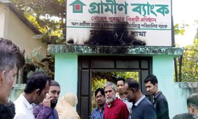 শ্রীপুরে গ্রামীণ ব্যাংকের শাখায় পেট্রোল বোমা নিক্ষেপ