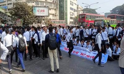 শাহবাগে ৫ কলেজের উচ্চমাধ্যমিক শিক্ষার্থীদের সড়ক অবরোধ