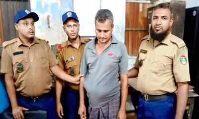 কটিয়াদীতে বেশ কয়েকটি ট্রেনের টিকিটসহ আটক ১