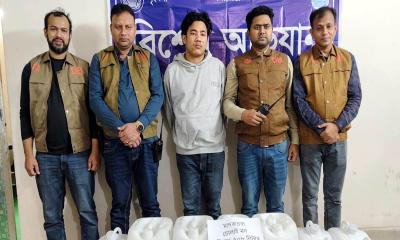 আশুলিয়ায় ৫০৮ লিটার চোলাই মদসহ মাদক ব্যবসায়ী গ্রেপ্তার