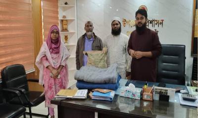 পোরশায় অগ্নিকাণ্ডে ক্ষতিগ্রস্ত পরিবারের পাশে প্রশাসন