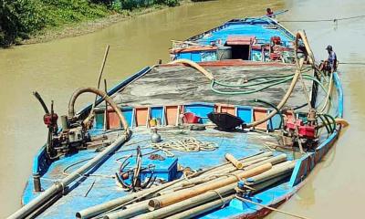 মোহনগঞ্জে অবৈধভাবে বালু উত্তোলন, ড্রেজার মালিককে ৫০ হাজার টাকা জরিমানা