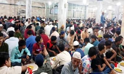 ফেনীর জহিরিয়া মসজিদে দেড়যুগ ধরে চলছে গণইফতার