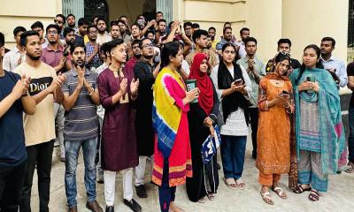 জবি উপাচার্য ও প্রক্টরের পদত্যাগ দাবিতে ছাত্রদলের ভিসি ভবন ঘেরাও