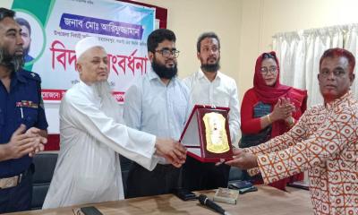 মহাদেবপুর উপজেলা কেন্দ্রীয় পাঠাগারে ইউএনও’র বিদায় সংবর্ধনা