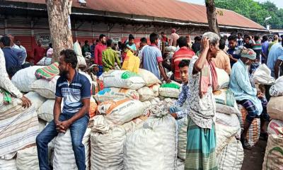 অবৈধ ধলতা ও সিন্ডিকেটের অভিযোগে উত্তাল রাজবাড়ীর পেঁয়াজ বাজার