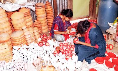 বাংলা নববর্ষ বরণ করতে মৃৎশিল্পীদের ব্যস্ততা